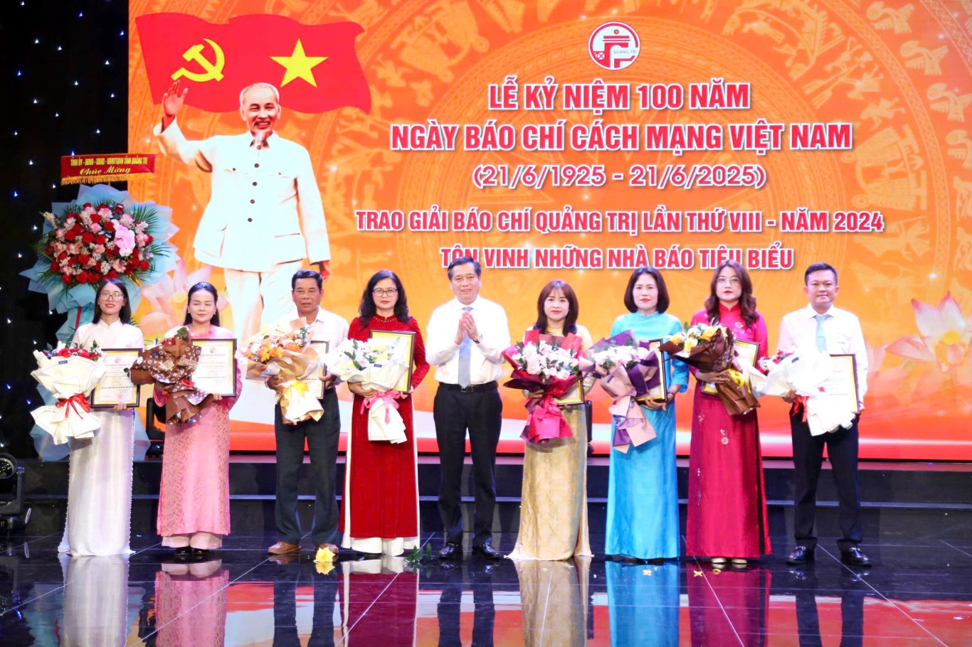 Bí thư Tỉnh ủy Nguyễn Long Hải trao giải A các tác giả, nhóm tác giả - Ảnh: Minh Đức